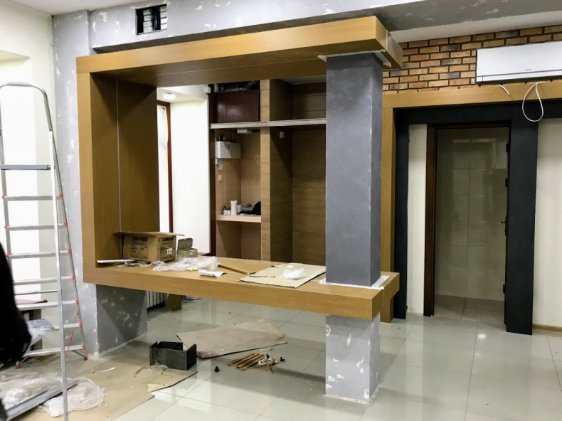 Конструкция ресепшен в магазине бронированных дверей